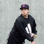 　キャッチボールで調整する巨人の大勢＝ジャイアンツ球場