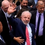 　手を振るブラジルのルラ大統領＝８日、ブラジリア（ＡＰ＝共同）