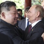 　会談後抱き合うロシアのプーチン大統領（右）と北朝鮮の金正恩朝鮮労働党総書記＝２０２５年９月、北京（ゲッティ＝共同）