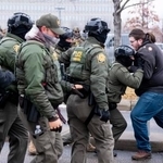 　警察官らともみ合う抗議者＝８日、米ミネアポリス（Ｃｈｒｉｓｔｏｐｈｅｒ　Ｋａｔｓａｒｏｖ／Ｔｈｅ　Ｃａｎａｄｉａｎ　Ｐｒｅｓｓ提供、ＡＰ＝共同）