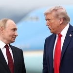 　昨年８月、会談のため米アラスカ州アンカレジのエルメンドルフ・リチャードソン米軍基地に到着し、言葉を交わすロシアのプーチン大統領（左）とトランプ大統領（ロイター＝共同）