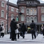 　東京・丸の内を行き交う人たち＝２０２５年１１月、東京都千代田区