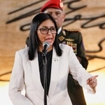 　８日、ベネズエラ・カラカスで演説するロドリゲス暫定大統領（ロイター＝共同）