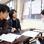 　「石川・能登未来知図」の学習支援活動で、落合梢さん（右）に勉強を教える臼井大地さん（中央）と井上円さん＝２０２５年１２月、石川県珠洲市