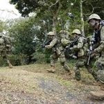 　昨年２月、日米共同訓練に参加した陸上自衛隊の水陸機動団の隊員＝鹿児島県・沖永良部島