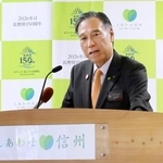 　定例記者会見で発言する長野県の阿部守一知事＝９日午後、長野県庁