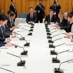 　政府与党連絡会議で発言する高市首相（左から３人目）＝９日午後、首相官邸