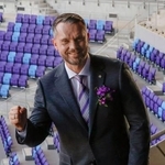 　就任の記者会見を終え、ポーズをとるＪ１広島のバルトシュ・ガウル新監督＝９日、エディオンピースウイング広島