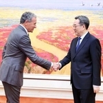 　ウォルト・ディズニーのロバート・アイガーＣＥＯ（左）と握手する中国の丁薛祥筆頭副首相＝９日、北京（新華社＝共同）