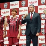 　ファンイベントに登壇し、ポーズをとるＪ１神戸の乾（左から２人目）、スキッベ新監督（同３人目）ら＝９日、神戸市