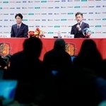 　Ｊ３福島への加入記者会見をする三浦知良（右）＝９日、東京都内