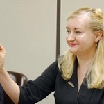 　外国法事務弁護士のバッジを手にするイリーナ・ウリバチョバさん＝２０２５年１０月、東京・霞が関の司法記者クラブ