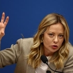 記者会見するイタリアのメローニ首相＝９日、ローマ（ロイター＝共同）