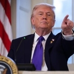 　９日、石油企業幹部との会合中に報道機関からの質問に応じるトランプ米大統領＝ワシントン（ゲッティ＝共同）