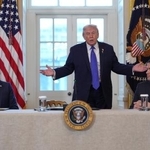 　９日、ワシントンのホワイトハウスで話すトランプ米大統領（中央）（ＡＰ＝共同）