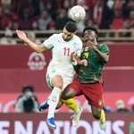 　競り合うモロッコ（左）とカメルーンの選手＝９日、モロッコ（ＡＰ＝共同）