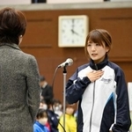 　全国都道府県対抗女子駅伝の開会式で、選手宣誓をする青森の木田果穂主将＝１０日、京都市