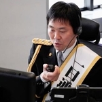 　長崎県警の一日通信指令課長に就任し、通報の受理や現場への指示を模擬体験するサッカー男子日本代表の森保一監督＝１０日午後、長崎県警本部