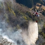 　山梨県上野原市の扇山で続く消火活動＝１０日午前９時２５分（共同通信社ヘリから）