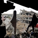 　９日、パレスチナ自治区ガザ中部で、イスラエルの攻撃を受けた建物を調べる人（ロイター＝共同）