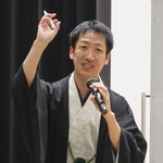 　防災について講演する落語家の桂福丸さん＝２０２５年１２月、神戸市