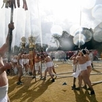 　金沢市の消防出初め式で披露された一斉放水＝１１日午前、金沢城公園