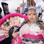 　北九州市小倉北区で開かれた「二十歳の記念式典」の参加者＝１１日午前