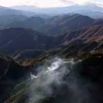 　神奈川県秦野市の山中で発生した火災＝１１日午後２時９分（共同通信社ヘリから）
