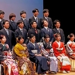 　岩手県陸前高田市で開かれた「二十歳のつどい」で記念撮影に納まる参列者＝１１日午前