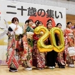 　石川県輪島市で開かれた「二十歳の集い」で記念写真に納まる人たち＝１１日午後