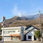 　群馬県桐生市の山林火災で、山中から立ち上る白煙＝１１日午後（近隣住民提供）