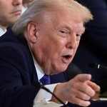 　９日、ワシントンのホワイトハウスで石油企業幹部と会合を行うトランプ米大統領（ロイター＝共同）