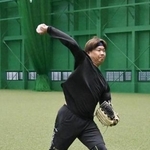 　キャッチボールする阪神・西勇＝兵庫県尼崎市