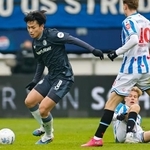 　ヘーレンフェイン戦の後半、攻め込むフェイエノールトの上田（左）＝ヘーレンフェイン（共同）