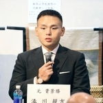 　トークイベントに臨む湊川親方＝１２日、東京・両国国技館