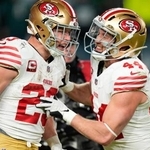 　イーグルス戦でタッチダウンを奪い、喜ぶ４９ｅｒｓの選手たち＝フィラデルフィア（ＡＰ＝共同）