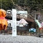 　和歌山県田辺市の川湯温泉に登場した「ジャンボ張り子」＝１２日午前