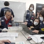 　神戸市長田区での防災訓練に参加した医師ら＝１０日