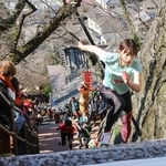 　紀三井寺の「福開き速駈詣り」で石段を駆け上がる参加者＝１２日午後、和歌山市