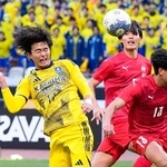 　神村学園-鹿島学園　後半、ヘディングでゴールを狙う鹿島学園・渡部（左）＝ＭＵＦＧ国立