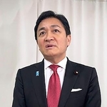 　記者団の取材に応じる国民民主党の玉木代表＝１２日午後、高松市