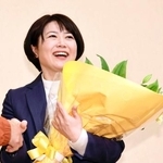 　前橋市長選で再選を決め、花束を手にする小川晶氏＝１２日夜、前橋市