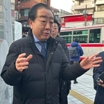 　記者団の取材に答える立憲民主党の野田代表＝１３日午前、川崎市