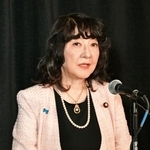 　重要鉱物に関する財務相会合後、記者会見する片山財務相＝１２日、米ワシントン（共同）