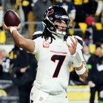 　スティーラーズ戦でパスを投げるテキサンズのＱＢストラウド＝ピッツバーグ（ＡＰ＝共同）