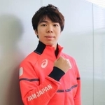 　日本代表のウエアでポーズをとるフィギュアスケート男子の佐藤駿＝１３日、埼玉県上尾市
