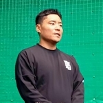 　自主練習を公開し、取材に応じるヤクルト・中村悠＝１３日、愛媛県松山市