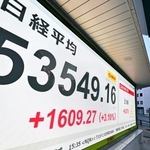 　日経平均株価の終値を示すモニター。前週末比１６０９円２７銭高の５万３５４９円１６銭となり、終値としての最高値を更新した＝１３日午後、東京都中央区