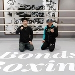 　開設したボクシングジムをお披露目した田中恒成さん（左）＝１３日、岐阜県多治見市