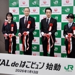 　新たな輸送サービス開始を記念し、テープカットするＪＲ東日本と日本航空の担当者＝１３日午後、羽田空港
